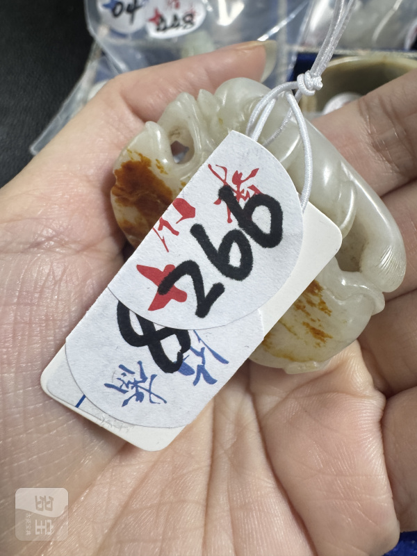 清 玉松鼠葡萄坠 - 图2